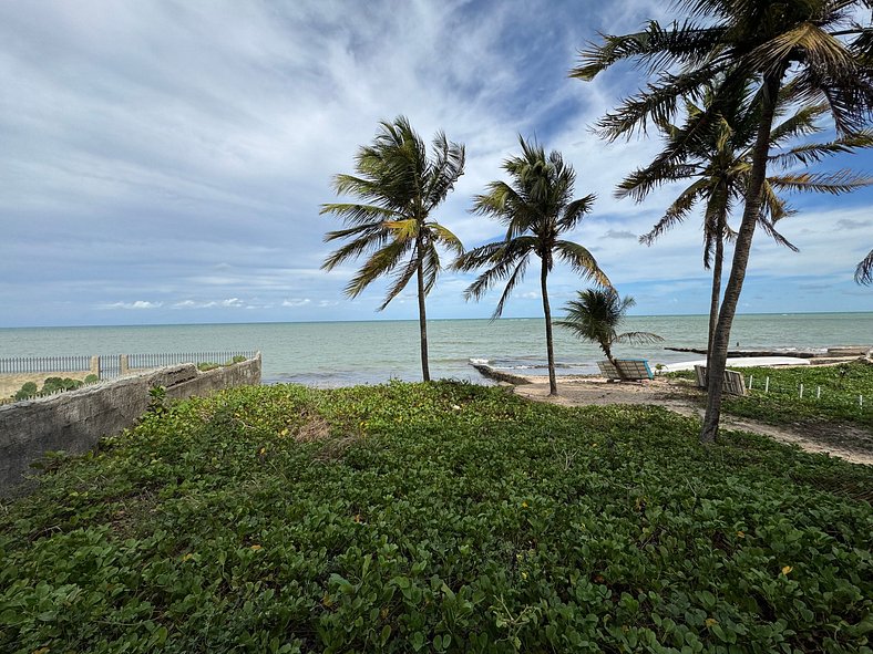 Flat Frente Mar pé na areia com área externa