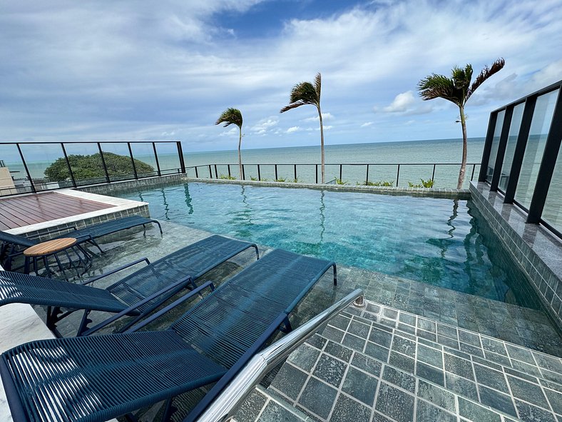 Flat Frente Mar pé na areia com área externa