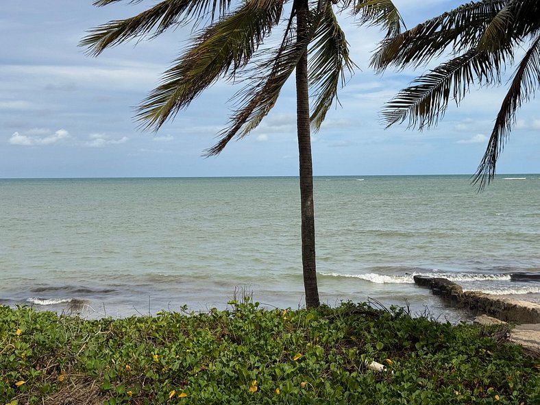 Flat Frente Mar pé na areia com área externa